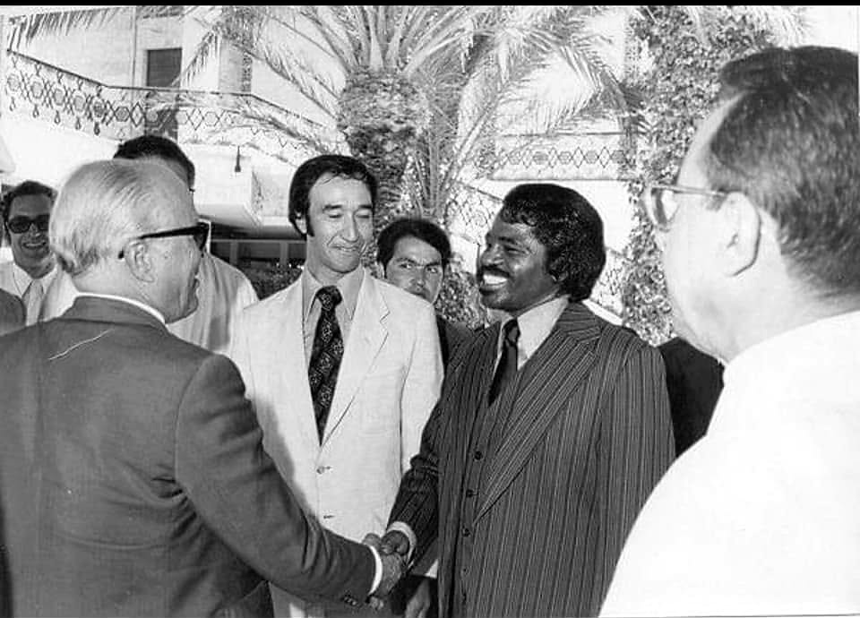 Habib Bourguiba serre la main du chanteur américain James Brown lors de son accueil en Tunisie.